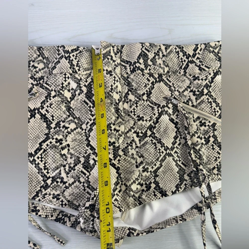 PRETTYLITTLETHING faux leather snakeskin shorts size 6 - Picture 4 of 8